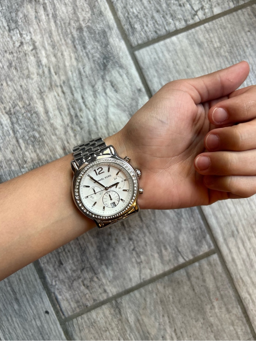 Micheal Kors MK5981 Runway Silver Watch with Brand New Battery and Extra Links